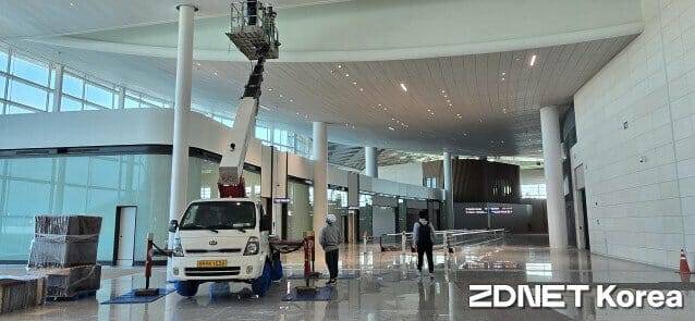 인천공항 제2여객터미널 확장공사 마무리 정리가 한창이다.