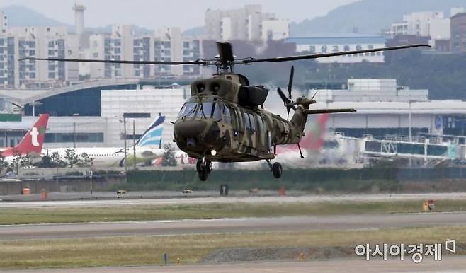27일 대구 공군기지에서 열린 제71주년 국군의 날 기념행사 미디어데이에서 국내에서 처음으로 개발된 기동헬기 수리온이 착륙하고 있다./대구=김현민 기자 kimhyun81@