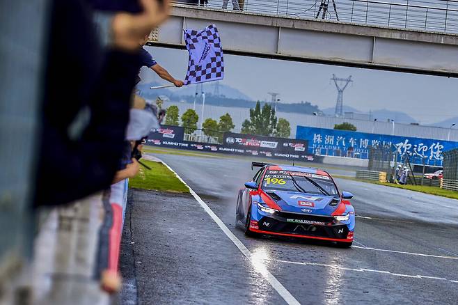 사진 :&nbsp;'2024 TCR 월드 투어' 주저우 대회에서 현대차 '더 뉴 엘란트라 N TCR(국내명 더 뉴 아반떼 N TCR)'이 1위로 들어오고 있다
