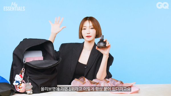 배우 고준희가 유튜브 ‘GQ 마이에센셜’ 채널에서 디마르3 모공앰플을 소개하고 있다