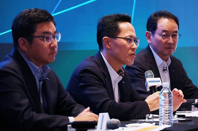 박상현 두산에너빌리티 대표가 21일 오후 서울 중구 플라자호텔에서 열린 두산에너빌리티-두산로보틱스 분할합병 건 기자간담회에서 취재진 질문에 답하고 있다./연합뉴스