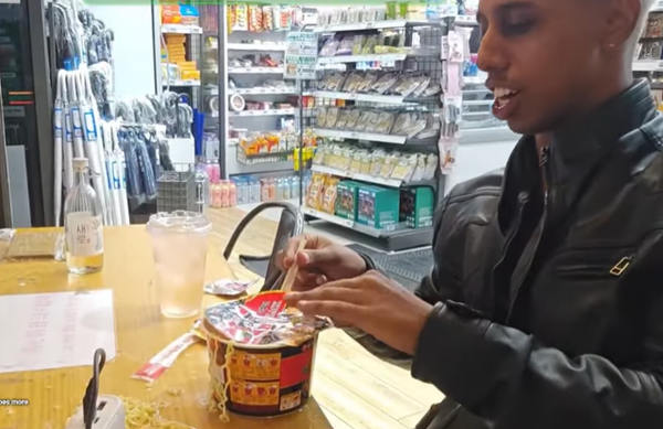 유튜버 조니 소말리가 서울 마포구 홍대거리 인근 한 편의점에서 음주를 제지받자 라면을 테이블 위에 쏟고 난 뒤 모습. 테이블에 면발이 놓여있다.ⓒ유튜브 캡처