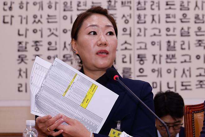 김건희 여사의 공천 개입 의혹과 명태균 씨 여론조사 비용 불법 조달 의혹을 제기한 강혜경 씨가 21일 오후 서울 여의도 국회 법제사법위원회에서 열린 대검찰청 국정감사에 출석해 대선 여론조사 비용이 적힌 자료를 들어보이고 있다. 2024.10.21 뉴스1