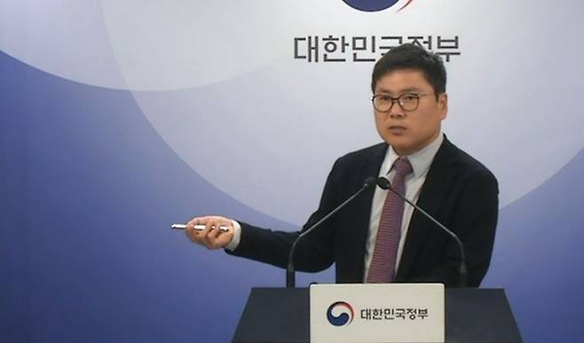 KIST 박기덕 박사가 21일 서울 정부청사 브리핑실에서 치매 치료제에 대해 설명하고 있다.