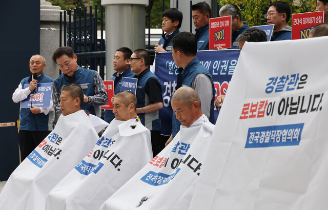 전국경찰직장협의회 관계자들이 79주년 ‘경찰의 날’인 21일 오후 서울 서대문구 경찰청 앞에서 현장경찰관 인권탄압 규탄대회를 열어 경찰청의 지역경찰서 근무체계 개선 대책을 규탄하며 삭발식을 하고 있다. 신소영 기자 viator@hani.co.kr