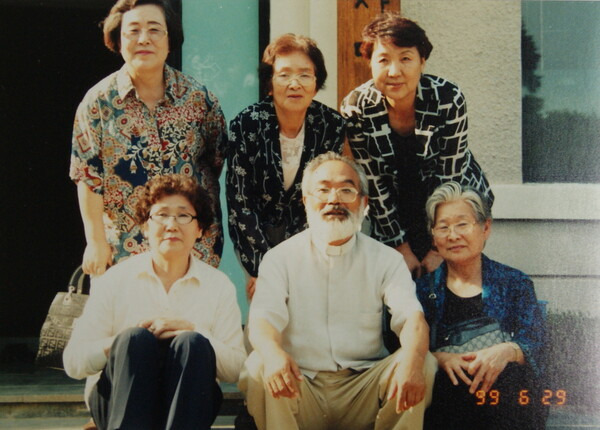 인혁당사건 대책위가 꾸려지고 공동대표를 맡았던 문정현(앞줄 가운데) 신부와 함께 찍은 사진. 뒷줄 가운데가 고인이다. 이창훈 사료실장 제공