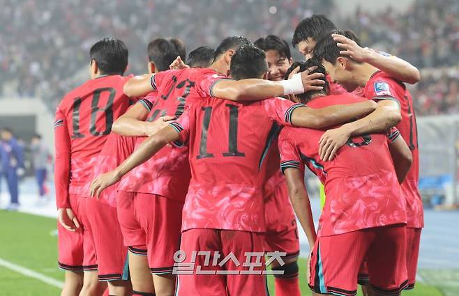 홍명보 감독이 이끄는 한국 축구대표팀이 15일 오후 용인미르스타디움에서 2026 북중미 월드컵 아시아지역 3차예선 이라크와 경기를 펼쳤다. 이재성이 세번째 골을 성공시키자 선수들이 함께 기뻐하고있다. 용인=정시종 기자 capa@edaily.co.kr /2024.10.15.