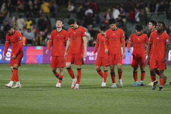 중국 선수단이 10일 애들레이드 오벌에서 열린 호주와의 2026 FIFA 북중미 월드컵 아시아 3차 예선 조별리그 C조 3차전에서 1-3으로 역전패한 뒤 아쉬워하고 있다. AP=연합뉴스