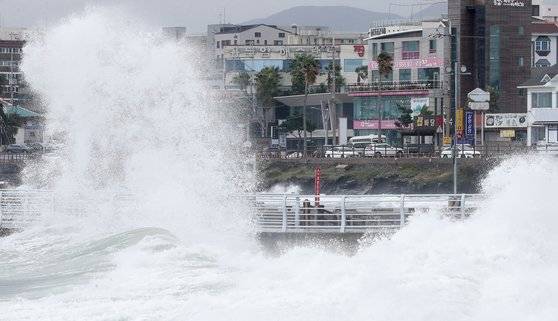제주 해안가에 폭풍해일경보가 내려진 20일 오후 제주시 용담삼동 인근 해안가에 큰 파도가 밀려오고 있다. 뉴시스