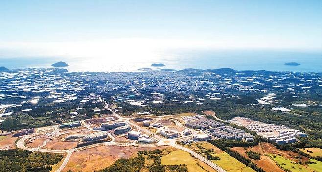 제주국제자유도시개발센터(JDC)는 제주헬스케어타운 사업을 위해 내년 7월까지 개발 여건 조사·분석과 종합기본계획을 수립 중이다. 사진은 서귀포시 상공에서 바라본 제주헬스케어타운 전경. [사진 JDC]
