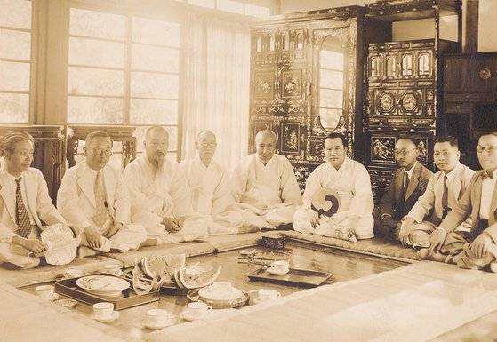 간송 전형필의 스승이자 간송 컬렉션 형성에 큰 도움을 준 근대 미술계의 상징적인 인물인 위창 오세창(왼쪽에서 다섯째)과 간송(여섯째) 등이 1938년 보화각 개관일에 북단장 사랑에 자리한 모습. 간송미술문화재단