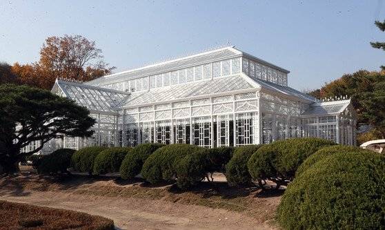 1909년 완공된 창경궁 대온실. 강정현 기자