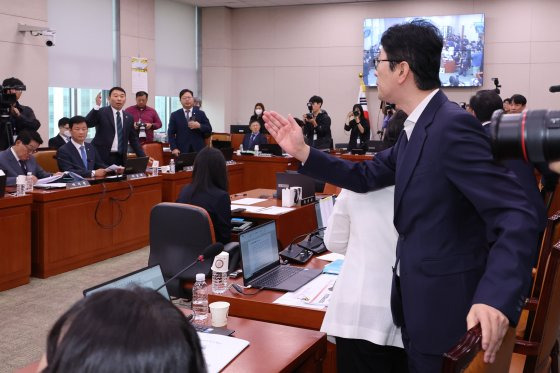 18일 오전 국회 법제사법위원회의 서울고검, 수원고검, 서울중앙지검 등에 대한 국정감사에서 국민의힘 주진우 의원과 더불어민주당 김용민 의원 등 여야 의원들이 고성을 주고받으며 다투고 있다. 연합뉴스