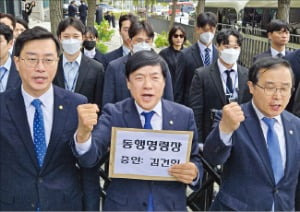 이성윤 의원(가운데) 등 법제사법위원회 소속 야당 의원들이 21일 대통령 관저를 찾아 김건희 여사에게 동행명령장 수령을 요구하고 있다.   뉴스1