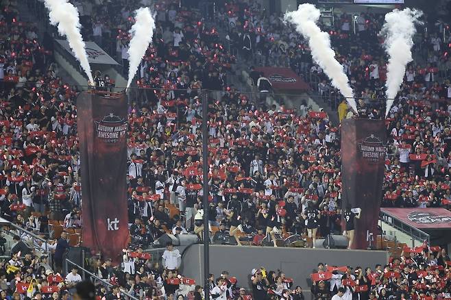 11일 오후 서울 송파구 잠실야구장에서 열린 프로야구 '2024 신한 SOL 뱅크 KBO 포스트시즌' 준플레이오프 5차전 kt 위즈와 LG 트윈스의 경기, 3루 kt 응원단이 뜨거운 응원을 펼치고 있다. 사진=뉴스1