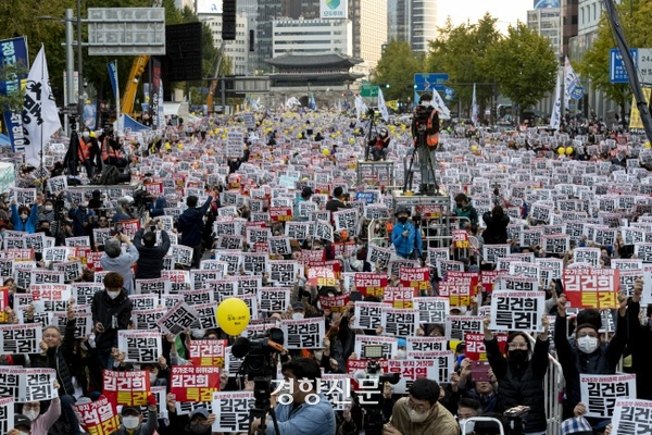 전국에서 모인 촛불행동 참가자들이 2022년 10월 22일 서울 중구 시청역 일대에서 윤석열 대통령의 퇴진과 김건희 여사 사건 특별검사 도입 등을 요구하며 집회를 하고 있다. 문재원 기자