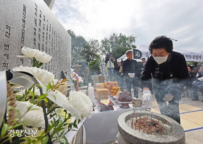 21일 서울 성동구 성수대교 북단 위령탑 앞에서 열린 성수대교 붕괴사고 30주기 합동위령제에서 희생자의 유가족이 분향하고 있다. 권도현 기자