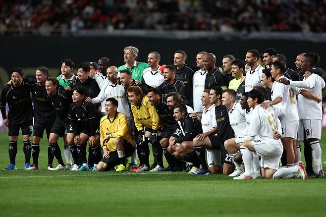 Players pose for a group photo before the Nexon Icons Match at Seoul World Cup Stadium in western Seoul on Sunday. (Yonhap)