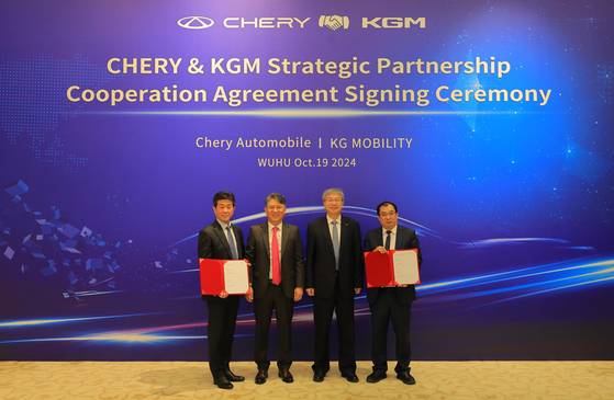 From left: KG Mobility CEO Hwang Ki-young, KG Mobility Chairman Kwak Jae-sun, Chery Automobile Chairman Yin Tongyue and Chery Automobile President Zhang Guibing pose at the signing ceremony of a cooperation agreement at the Chinese automaker's headquarters in Wuhu, Anhui Province, on Monday. [KG MOBILITY]