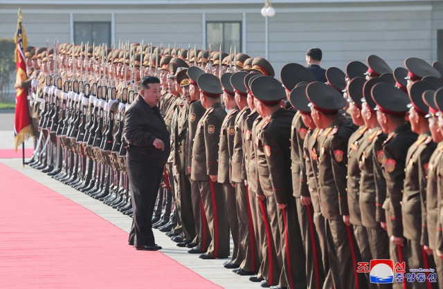 김정은 북한 국무위원장이 지난 17일 인민군 제2군단 지휘부를 방문했다고 조선중앙통신이 18일 보도했다. 조선중앙통신, 연합뉴스