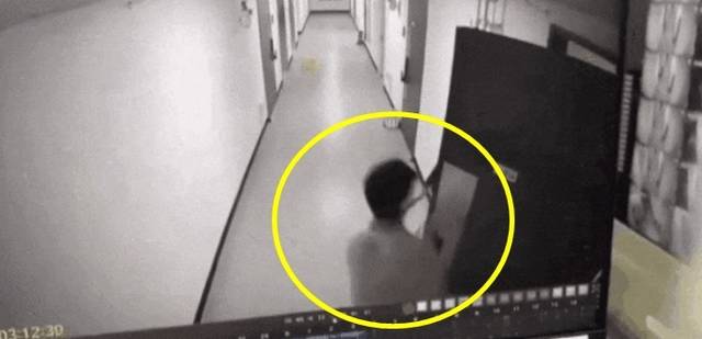 인터넷 방송 BJ 조예리 씨가 스토킹 피해를 호소하며 공개한 CCTV 영상. 한 남성이 문 뒤에 숨어 있다가 조씨가 문을 열자 침입하는 모습이 고스란히 찍혔다. 온라인 커뮤니티