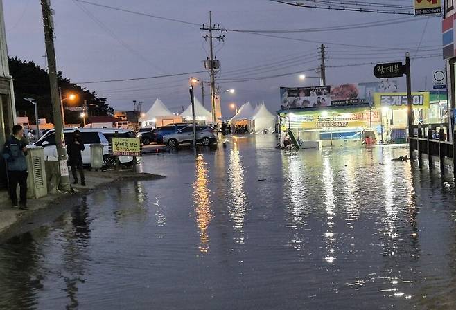 20일 오후 충남 태안군 원북면 학암포 붉은노을축제장에 바닷물이 차오른 모습. / 사진 = 연합뉴스