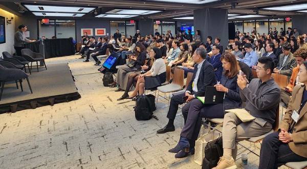 Participants are listening to the opening speech at the ‘2024 NYC Startup Summit,’ hosted by UKF at the Bank of America Pavilion in New York, USA, on the 18th. (Lee Deok-joo)