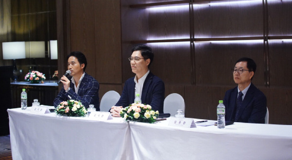 (From left) Kim Ik-hwan, Vice Chairman of Hansae Co., Kim Suk-hwan, Vice Chairman of Hansae Yes24, and Lim Dong-hwan, CEO of Hansae MK. (Hansae Yes24 Holdings)