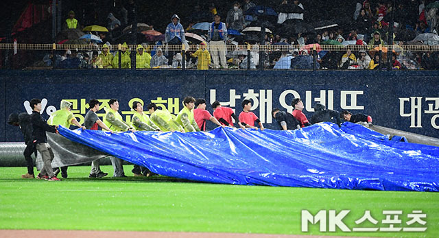 비가 내리고 있는 광주-KIA챔피언스필드. 사진(광주)=김영구 기자