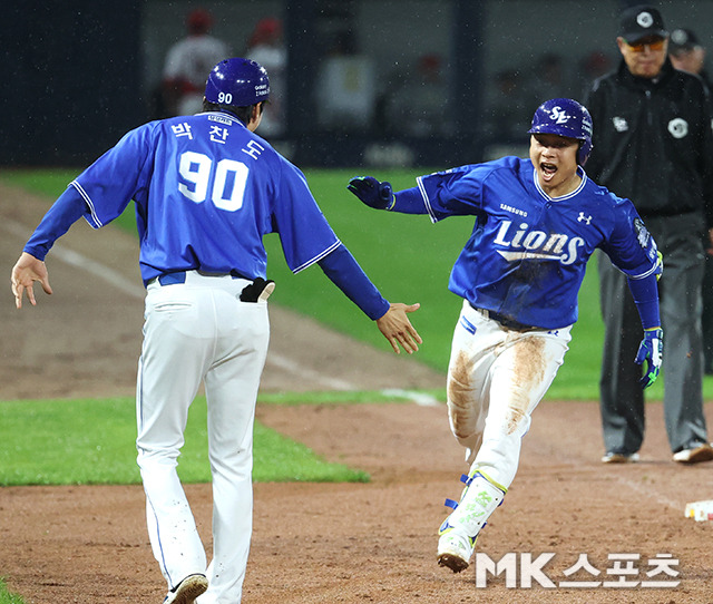 김헌곤이 한국시리즈 1차전에서 홈런을 친 뒤 포효하고 있다. 사진(광주)=김영구 기자