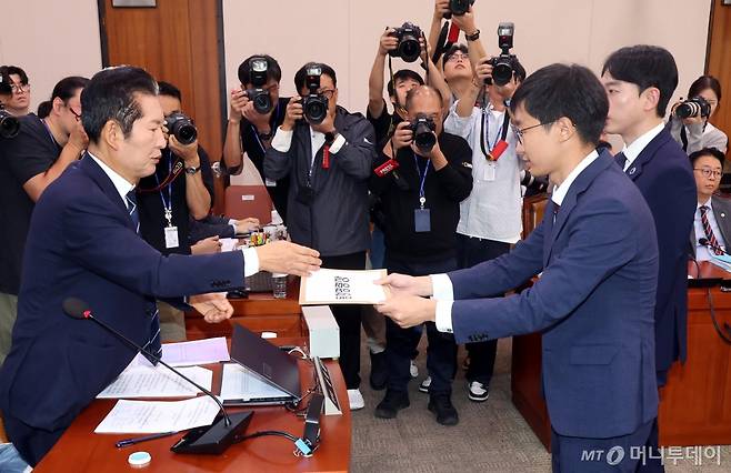 정청래 국회 법사위원장이 8일 오전 서울 여의도 국회 법제사법위원회에서 열린 법무부 등에 대한 국정감사에서 국감에 출석하지 않은 김영철 서울북부지검 차장검사에 대한 동행명령장을 경위들에게 전달하고 있다. 2024.10.08. /사진=뉴시스 /사진=조성봉