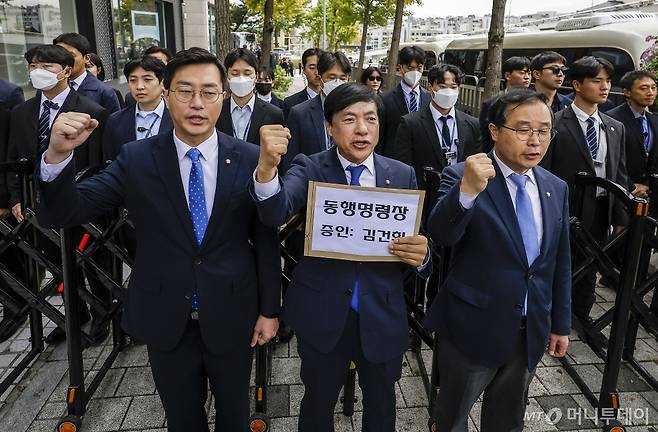 더불어민주당 장경태, 이건태, 이성윤 의원이 21일 서울 용산구 대통령관저 인근에서 김건희 여사에 대한 동행명령장을 전달하기 위해 이동하던 도중 경찰에 가로막혀 구호를 외치고 있다. 2024.10.21. /사진=뉴시스 /사진=정병혁