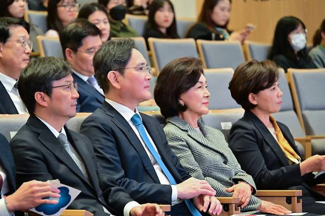 21일 서울대학교 어린이병원 CJ홀에서 열린 '함께 희망을 열다, 미래를 열다' 행사에 참석한 김영태 서울대병원장, 이재용 삼성전자 회장, 홍라희 전 리움미술관장, 최은화 소아암·희귀질환지원사업단장. / 사진=삼성