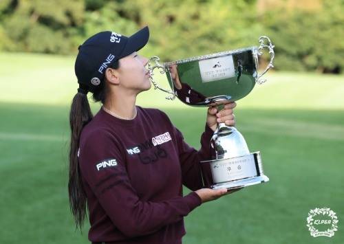 우승 트로피에 입맞추는 박보겸. [사진=KLPGA]