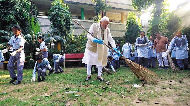 한 학교에서 스와차타(청결) 활동에 참여한 모디 총리 모습. 모디 총리는 이날 “저는 젊은 친구들과 함께 스와차타 관련 활동에 참여했다. 여러분도 이러한 활동에 참여하면서 국가 위생 프로그램(스와치 바라트 미션:Swachh Bharat Mission)을 계속 강화해 나가길 바란다”고 말했다. [사진 출처: 모디 총리 X 계정]