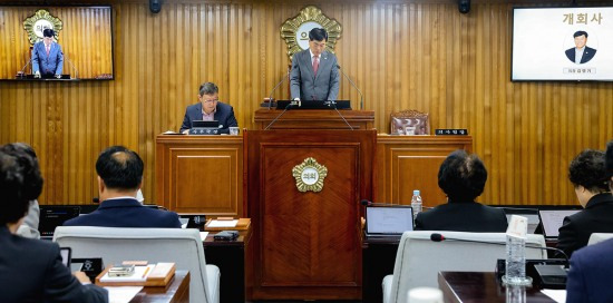 영주시의회 제287회 임시회 1차 본회의에서 김병기 의장이  개회사를 하고있다(영주시 의회제공)