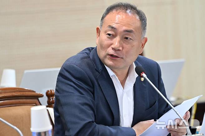 [나주=뉴시스] 이영주 기자 =  김원이 더불어민주당 의원이 14일 오후 전남 나주시 한국전력공사 본사에서 열린 산업통산자원중소벤처기업위원회 국정감사에서 김동철 한국전력공사 사장에게 질의하고 있다. 2024.10.14. leeyj2578@newsis.com