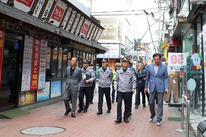 [대구=뉴시스] 대구 중부경찰서는 핼러윈 데이를 맞아 인파 관리 등 안전 관리 대책 회의 및 삼덕동 클럽골목 일대 현장점검을 실시했다. (사진=대구 중부경찰서 제공) 2024.10.21. photo@newsis.com *재판매 및 DB 금지