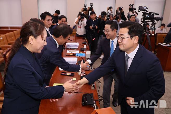 [서울=뉴시스] 권창회 기자 = 김건희 여사 공천 개입 의혹을 제기한 강혜경 씨가 21일 오후 서울 여의도 국회에서 열린 법제사법위원회의 대검찰청 국정감사에서 격려차 나온 박찬대 더불어민주당 원내대표와 악수하고 있다. 2024.10.21. kch0523@newsis.com