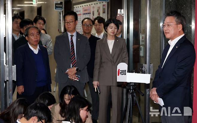 답변하는 박정하 당 대표비서실장