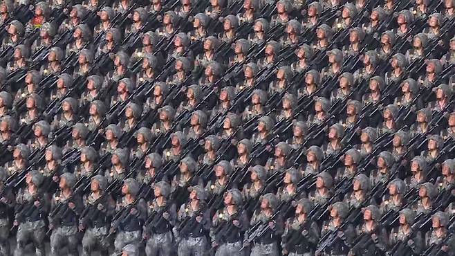 [서울=뉴시스] 북한이 조선인민혁명군 창건 90주년인 지난 25일 평양 김일성 광장에서 열병식을 개최했다고 조선중앙TV가 26일 보도했다. 러시아 당국이 러시아 쿠르스크주에서 근무지를 이탈한 북한군 18명을 억류했다고 키이우 인디펜던트지가 21일 군사정보 소식통의 말을 인용해 보도했다. (사진=조선중앙TV 캡처) 2024.10.21. photo@newsis.com *재판매 및 DB 금지