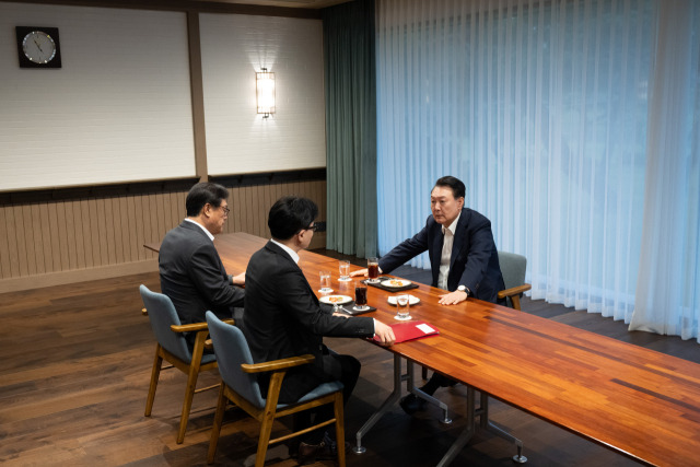 ▲ 윤석열 대통령과 국민의힘 한동훈 대표가 용산 대통령실 청사에서 면담하고 있다. ⓒ대통령실