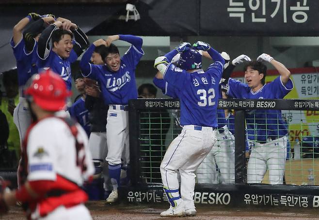 21일 광주 기아챔피언스필드에서 열린 프로야구 '2024 신한 SOL 뱅크 KBO 포스트시즌' 한국시리즈 1차전 삼성 라이온즈와 KIA 타이거즈의 경기, 6회초 무사 주자 없는 상황 삼성 김헌곤이 KIA 네일을 상대로 1점 홈런을 치고 더그아웃에서 동료들과 세미머니를 하고 있다. 뉴스1