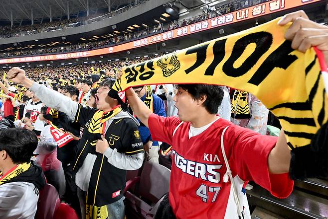 2024 신한 쏠뱅크 KBO 한국시리즈 1차전이 열리는 21일 오후 광주 북구 기아챔피언스필드에서 기아타이거즈와 삼성라이온즈 팬들의 열띤 응원전이 펼쳐지고 있다. 뉴시스