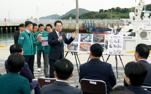 김영록 전남지사가 21일 고수온 피해를 입은 여수 어류 가두리양식장을 방문한 국회 농림축산식품해양수산위원회 의원들에게 양식수산물 재해보험 제도개선 등을 건의하고 있다.