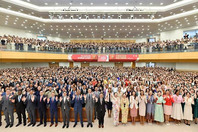 ‘수원권선 하나님의 교회’에서 열린 헌당식에 하나님의 교회 80차 해외성도방문단이 참여해 축하 열기를더했다.&nbsp;      사진제공 ｜ 하나님의교회 세계복음선교협회