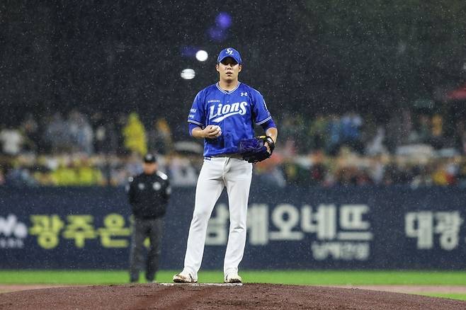 한국시리즈 1차전에 선발 등판한 삼성 원태인. 삼성 라이온즈 제공