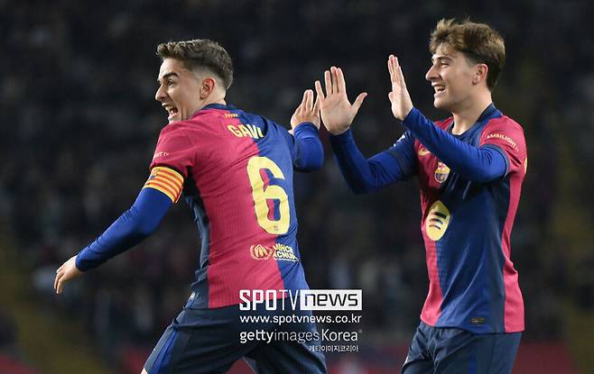 ▲ 바르셀로나의 초신성 파블로 가비가 전방십자인대 파열 부상을 이겨내고 돌아왔다. 무려 11개월 만에 복귀전을 치른 가비는 주장 완장을 이어받는 감동적인 장면을 연출했다. 팬들도 뜨거운 기립박수로 가비의 복귀를 반겼다.