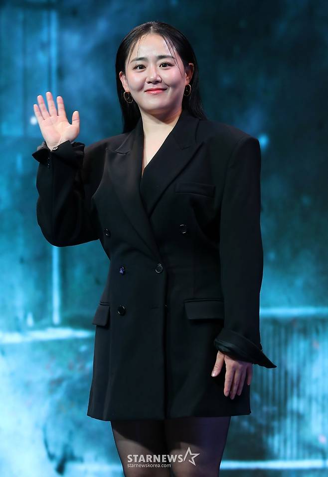 배우 문근영이 21일 오전 서울 JW메리어트 동대문스퀘어에서 진행된 넷플릭스 '지옥 시즌2' 제작발표회에 참석해 포즈를 취하고 있다. '지옥' 시즌2는 계속되는 지옥행 고지로 더욱 혼란스러워진 세상, 갑작스레 부활한 새진리회 정진수(김성철 분) 의장과 박정자(김신록 분)를 둘러싸고 소도의 민혜진(김현주 분) 변호사와 새진리회, 화살촉 세력이 새롭게 얽히면서 벌어지는 이야기다. 오는 25일 공개. 2024.10.21 /사진=김창현