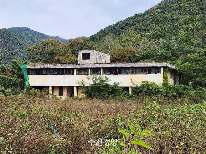 경기 동두천시 소요산 입구에 있는 성병관리소 건물. 수풀로 뒤덮이고 팻말도 없어 바깥에선 이곳에 성병관리소 건물이 있는지조차 알기 어렵다. 이혜리 기자